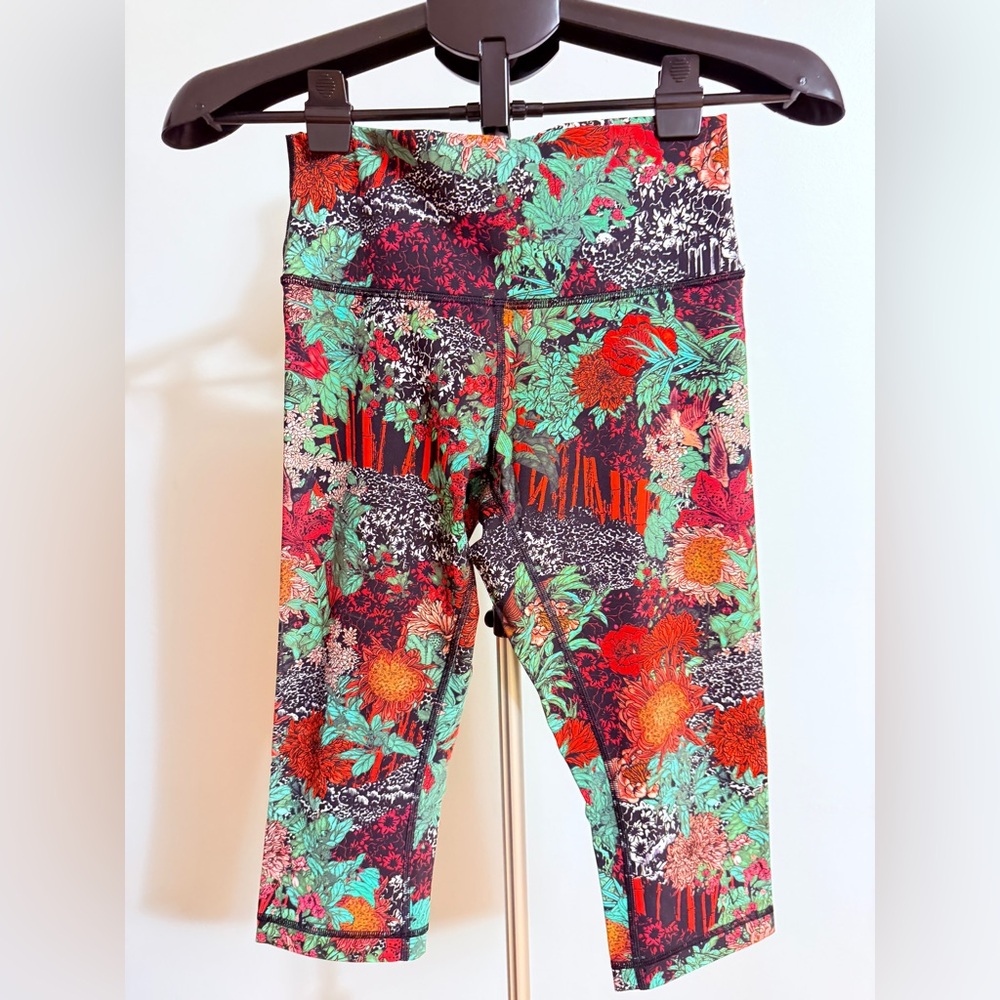 Lululemon cropped yoga leggings, new without tag